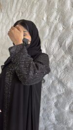 ⁦عبايه كريب بأكمام مفصوله بتطريز ترتر مميز⁩ - الصورة ⁦5⁩