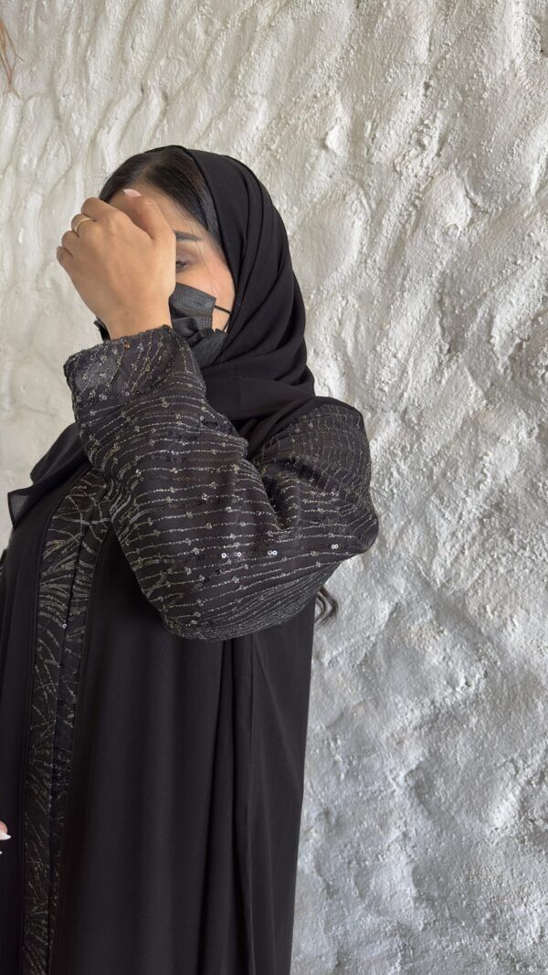 ⁦عبايه كريب بأكمام مفصوله بتطريز ترتر مميز⁩ - الصورة ⁦5⁩