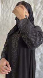 ⁦عبايه كريب بأكمام مفصوله بتطريز ترتر مميز⁩ - الصورة ⁦6⁩