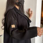 ⁦عبايه بليزر كلوش بتطريز شك اسود على اكتاف⁩ - الصورة ⁦8⁩