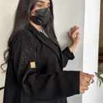 عبايه بليزر كلوش بتطريز شك اسود على اكتاف