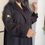 ⁦عبايه بليزر كلوش بتطريز شك اسود على اكتاف⁩ - الصورة ⁦2⁩