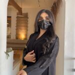 ⁦عبايه بليزر كلوش بتطريز شك اسود على اكتاف⁩ - الصورة ⁦11⁩