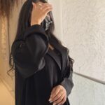 ⁦عبايه بليزر كلوش بتطريز شك اسود على اكتاف⁩ - الصورة ⁦4⁩