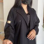 ⁦عبايه بليزر كلوش بتطريز شك اسود على اكتاف⁩ - الصورة ⁦5⁩