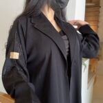 ⁦عبايه بليزر كلوش بتطريز شك اسود على اكتاف⁩ - الصورة ⁦6⁩