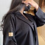 ⁦عبايه بليزر كلوش بتطريز شك اسود على اكتاف⁩ - الصورة ⁦7⁩