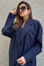 عباية كحلي بطبقه داخلية وبياقة مميزة وبأكمام مزينه بأزرار