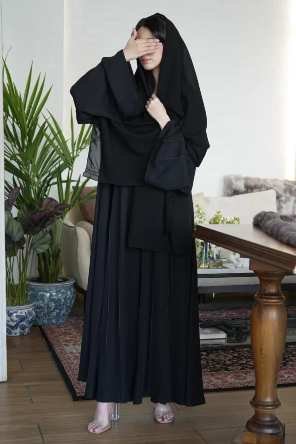 ⁦عبايه كلوش بقيطان و كسر بشكل مميز فى العبايه⁩ - الصورة ⁦2⁩