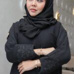 ⁦عبايه كتف بفصوص محدد وتطريز مميز على كم⁩ - الصورة ⁦5⁩