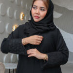 عبايه كتف بفصوص محدد وتطريز مميز على كم