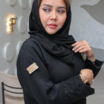 ⁦عبايه كتف بفصوص محدد وتطريز مميز على كم⁩ - الصورة ⁦3⁩