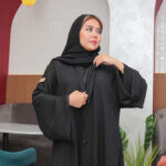 ⁦عباية كلوش نواعم بسحاب مخفى مزينه بزراير من امام⁩ - الصورة ⁦2⁩