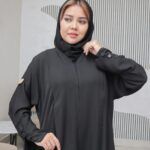 ⁦عبايه كلوش مزينه بكسر من اجناب و زراير على اكمام بشكل مميز⁩ - الصورة ⁦2⁩