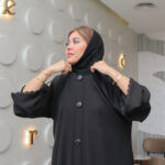 عبايه كلوش مغلقه و مزينه بزراير وقيطان