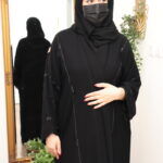 ⁦عبايه كريب ملكي بشك اسود و قيطان⁩ - الصورة ⁦3⁩