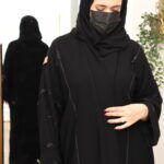 عبايه كريب ملكي بشك اسود و قيطان