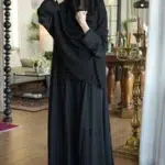 ⁦عبايه كلوش محددة باسود⁩ - الصورة ⁦2⁩