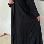 ⁦عبايه كلوش كلاسيك مزينة بدقات زري⁩ - الصورة ⁦3⁩