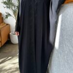 ⁦عباية كلاسيك نص بشت بتطريز اسود امامى⁩ - الصورة ⁦6⁩