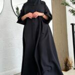 ⁦عبايه كلوش ساده منسوجة بقماش كريب واقف (مينى ميت) محدده بخيوط مخفى بالأسود⁩ - الصورة ⁦2⁩