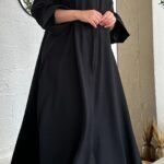 ⁦عبايه كلوش ساده منسوجة بقماش كريب واقف (مينى ميت) محدده بخيوط مخفى بالأسود⁩ - الصورة ⁦3⁩