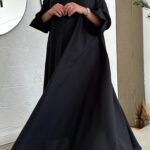 ⁦عبايه كلوش ساده منسوجة بقماش كريب واقف (مينى ميت) محدده بخيوط مخفى بالأسود⁩ - الصورة ⁦4⁩