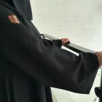 ⁦عبايه كلوش ساده منسوجة بقماش كريب واقف (مينى ميت) محدده بخيوط مخفى بالأسود⁩ - الصورة ⁦6⁩