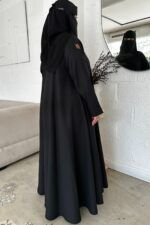 ⁦عبايه كلوش ساده بخيوط اسود مخفي⁩ - الصورة ⁦4⁩