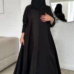 عبايه كلوش بكم طي و خطوط بلون ابيض من امام