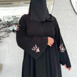 عبايه بخيوط بشك ملون على اكمام بشكل و رورد ملونه