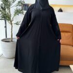 ⁦عبايه بشك اسود على اكمام بشكل و رورد⁩ - الصورة ⁦3⁩