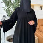 ⁦عبايه بشك اسود على اكمام بشكل و رورد⁩ - الصورة ⁦4⁩