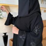 عبايه بشك اسود على اكمام بشكل و رورد