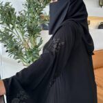 عبايه بشك اسود على اكمام بشكل و رورد