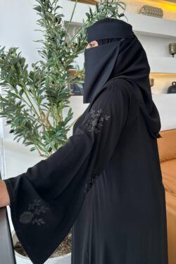 عبايه بشك اسود على اكمام بشكل و رورد