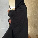 ⁦عبايه كتان نص بشت مندمج لها نطريز من جوانب⁩ - الصورة ⁦2⁩