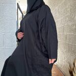 ⁦عبايه كتان نص بشت مندمج لها نطريز من جوانب⁩ - الصورة ⁦3⁩