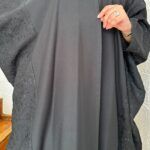 ⁦عبايه كتان نص بشت مندمج لها نطريز من جوانب⁩ - الصورة ⁦4⁩