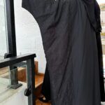 ⁦عبايه كتان نص بشت مندمج لها نطريز من جوانب⁩ - الصورة ⁦5⁩