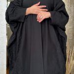 عبايه كتان نص بشت مندمج لها نطريز من جوانب