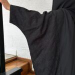 ⁦عبايه كتان نص بشت مندمج لها نطريز من جوانب⁩ - الصورة ⁦7⁩