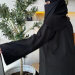 ⁦عبايه ساده بخيوط قصب على كم⁩ - الصورة ⁦3⁩