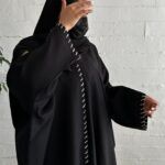 ⁦عبايه لف بخياطه يد مخفى من اكتاف وامام مميزه وكلاسيك⁩ - الصورة ⁦5⁩