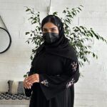 عبايه بشك ملون على اكمام بشكل و رورد ملونه