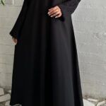 ⁦عبايه كلوش بشك مخفى على اكمام على شكل x⁩ - الصورة ⁦2⁩