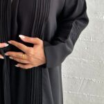 ⁦عبايه كلوش كلاسيك مزينة بدقات اري من امام⁩ - الصورة ⁦9⁩