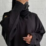 عباية بلون اسود من خامة كريب بتطريز شك من اكتاف