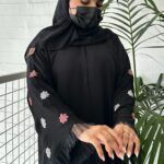 ⁦عبايه نواعم بشك على اكمام على شكل ورود بلون وردي⁩ - الصورة ⁦2⁩