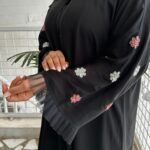 ⁦عبايه نواعم بشك على اكمام على شكل ورود بلون وردي⁩ - الصورة ⁦3⁩